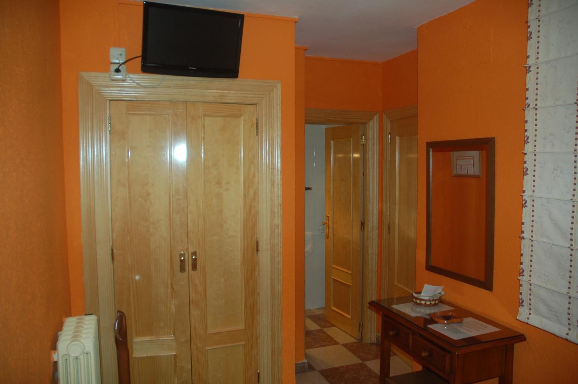 Hostal Residencia Castilla เกว็งกา ภายนอก รูปภาพ