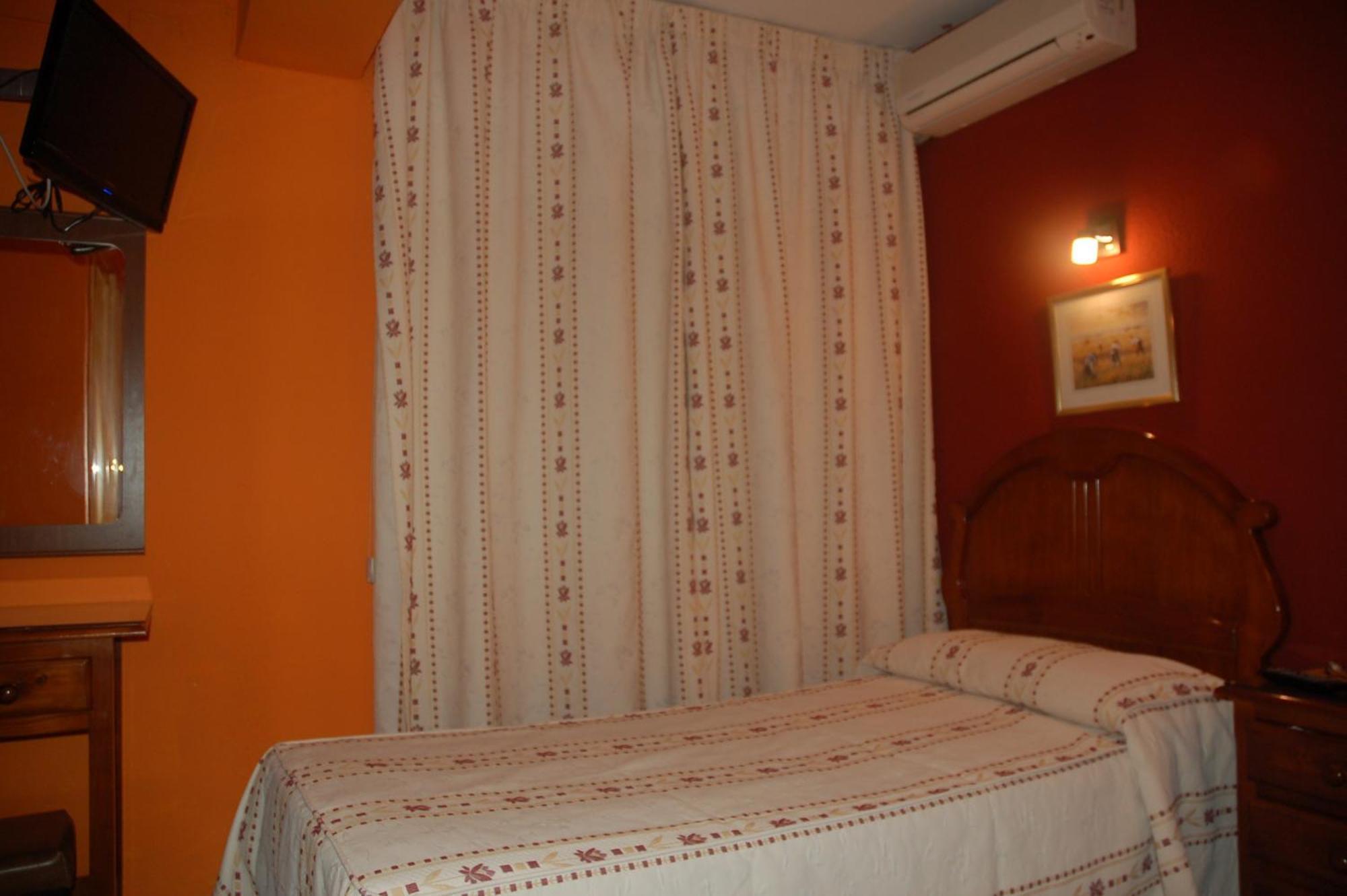 Hostal Residencia Castilla เกว็งกา ภายนอก รูปภาพ