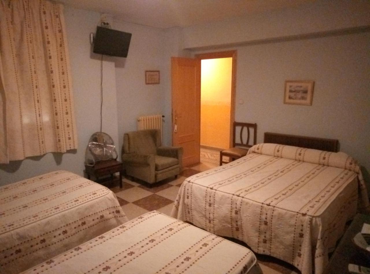 Hostal Residencia Castilla เกว็งกา ภายนอก รูปภาพ
