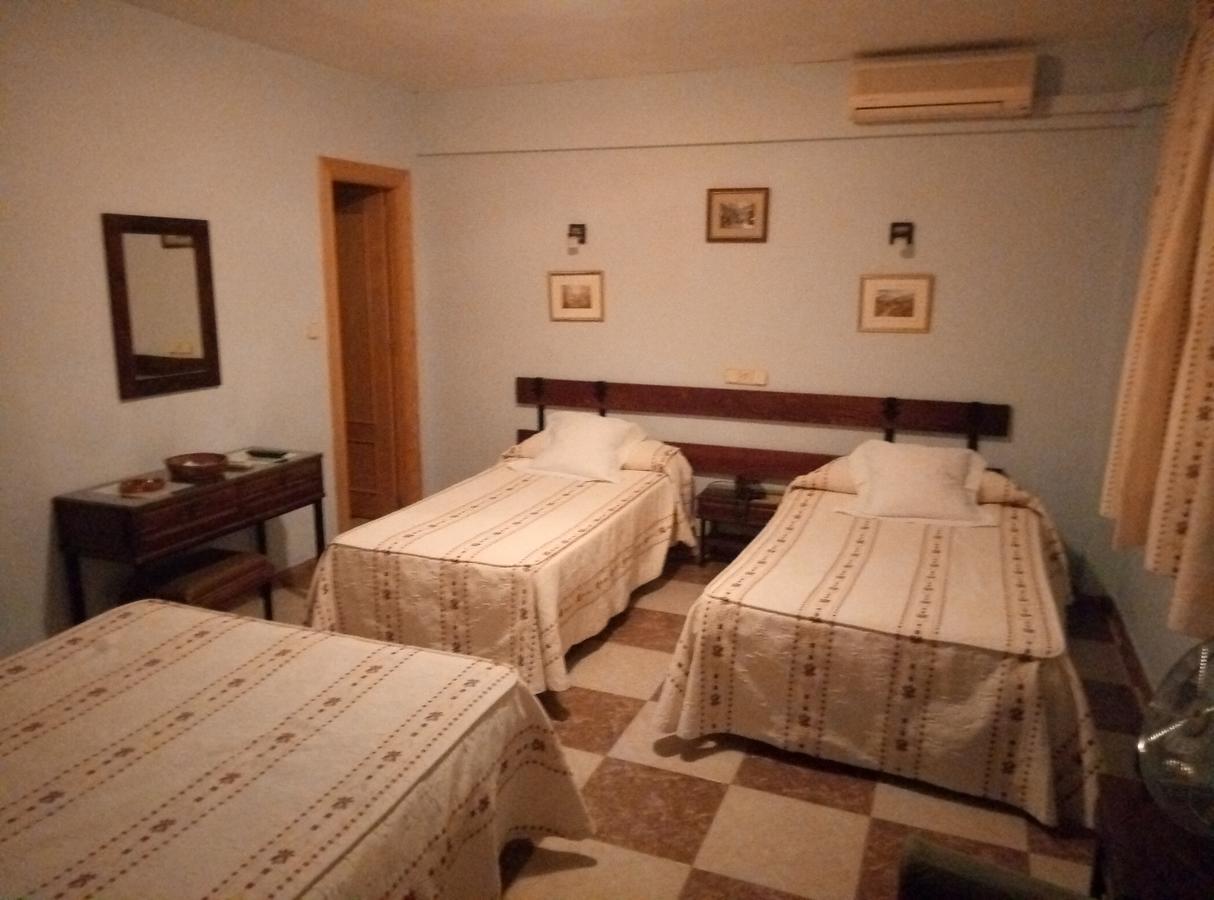 Hostal Residencia Castilla เกว็งกา ภายนอก รูปภาพ